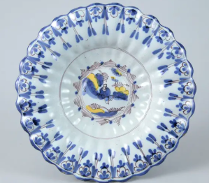 錫釉色絵人物図輪花鉢